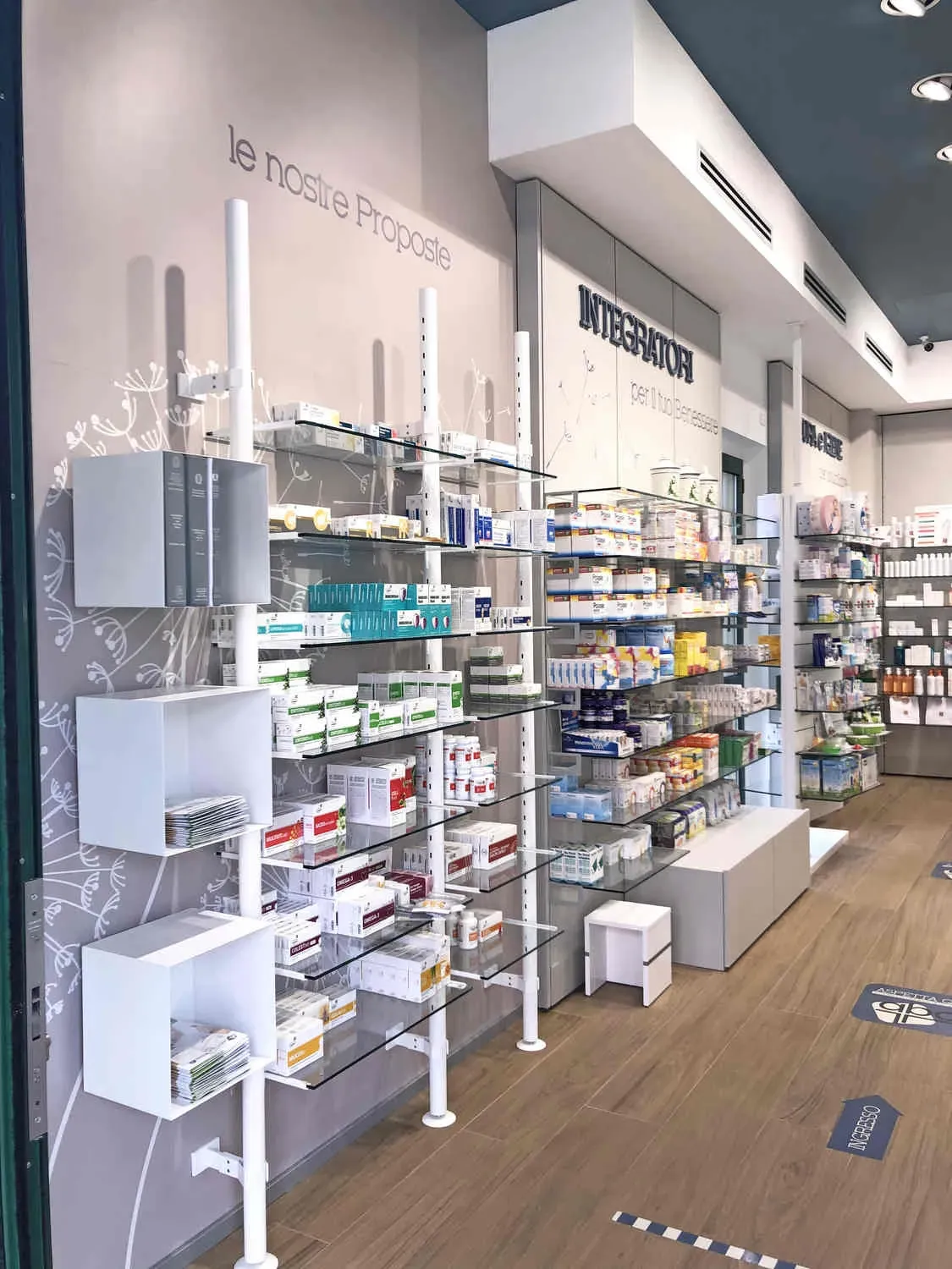 Farmacia Cogliati Cairate, cassettiere su misura