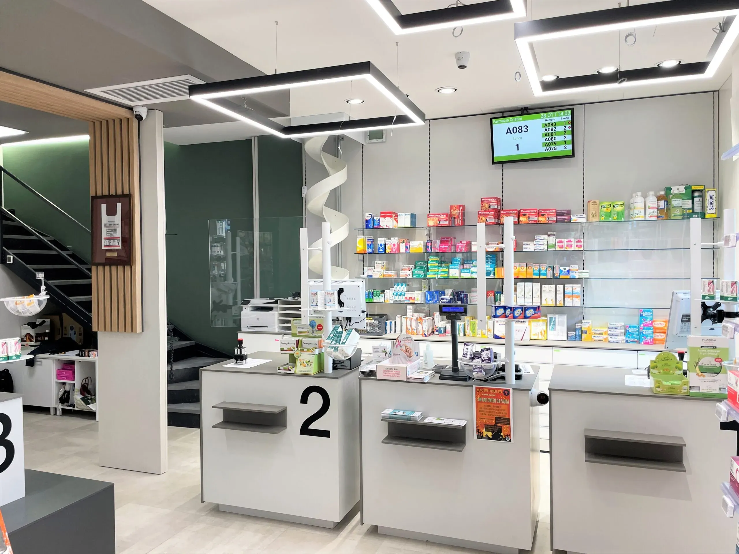 Allestimento farmacia con arredi per farmacie su misura